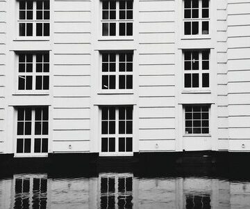 reflection-building-water_1048944-776731